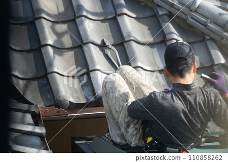 工人們正在修理獨立屋的屋頂 110858262