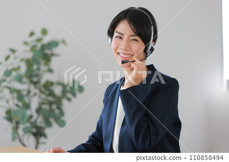 Operator woman smilingly_2 110858494