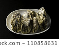 Lively oysters on a plate Lively oysters on a plate 110858631