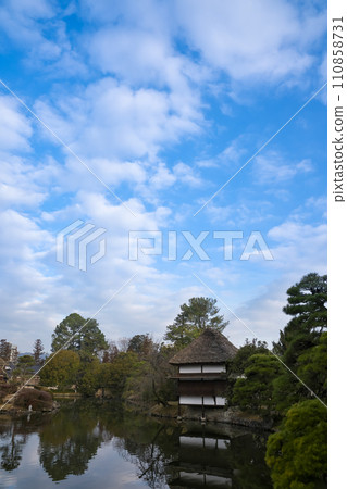 花園裡有一個池塘，有美麗的藍天白雲。岡山縣津山市 大名庭園“修樂園” 110858731