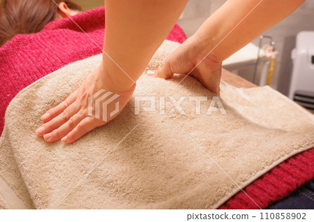 woman receiving a massage in bed 110858902