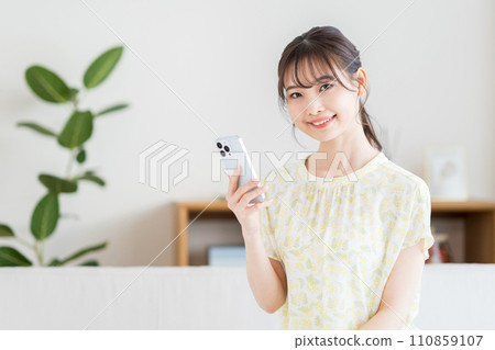 正在操作智慧型手機的女士。 正在操作智慧型手機的女士。 110859107
