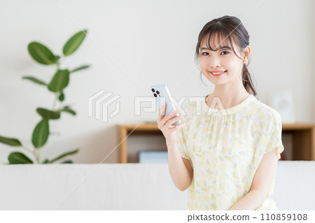 正在操作智慧型手機的女士。 110859108