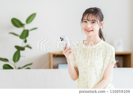 正在操作智慧型手機的女士。 正在操作智慧型手機的女士。 110859109