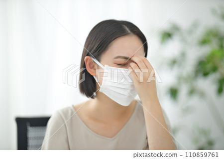 戴著面具在辦公室的年輕女商人 110859761