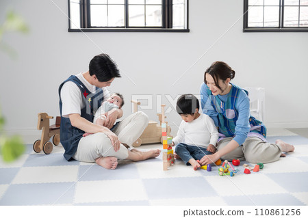 Childcare worker playing with multiple children Image of job change and recruitment, etc. 110861256