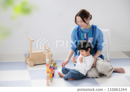 幼兒和幼兒園老師在玩積木，他們做得很好！廣角鳥瞰圖 110861264