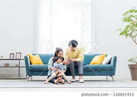 Friends family seeing smartphone 110861453