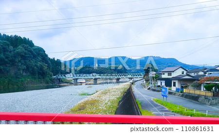 球磨川氾濫後的恢復工作狀況 素材背景 球磨川氾濫後的恢復工作狀況 素材背景 110861631