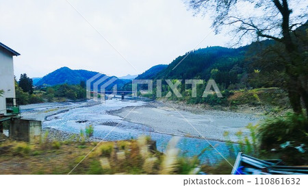 球磨川氾濫後的恢復工作狀況 素材背景 球磨川氾濫後的恢復工作狀況 素材背景 110861632