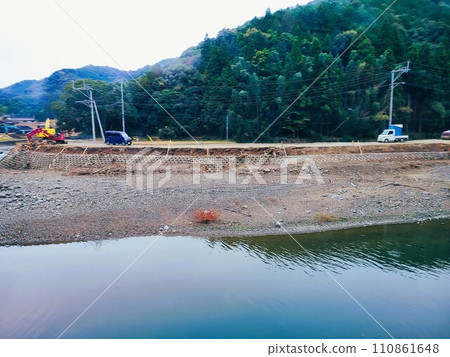 球磨川氾濫後的恢復工作狀況 素材背景 110861648