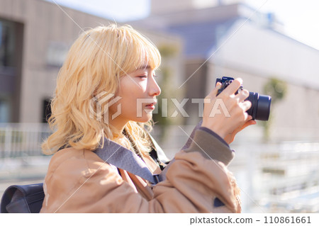 Street Snap Camera Girl Portrait 110861661