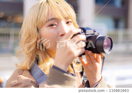 Street Snap Camera Girl Portrait 110861663