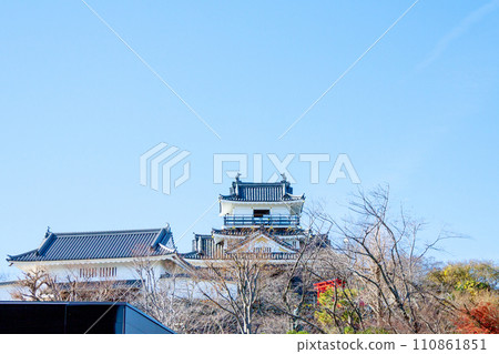 The castle tower and castle gate of Hamamatsu Castle shine against the blue sky 110861851