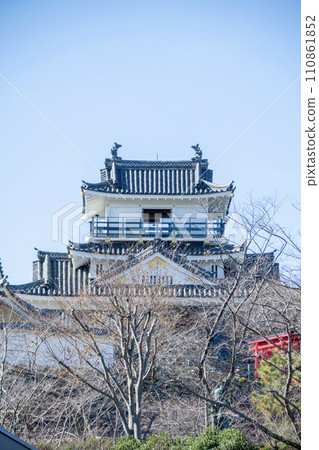 The castle tower of Hamamatsu Castle shines against the blue sky 110861852