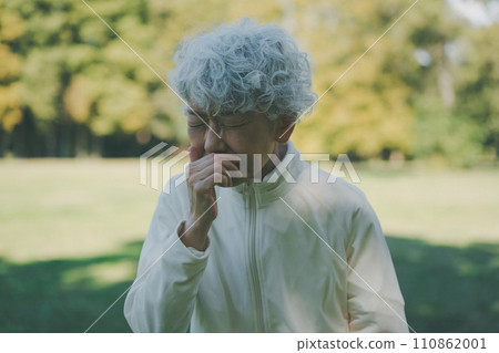 一名 60 多歲的婦女在公園裡鼻子不通氣 110862001