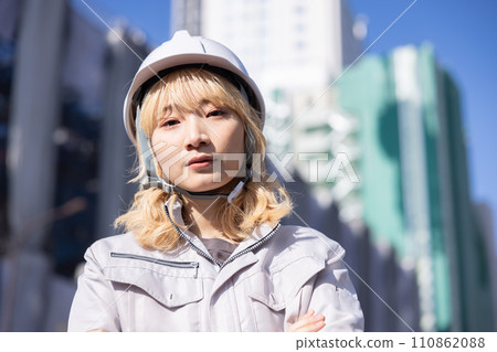 穿著工作服在建築工地工作的女商人 穿著工作服在建築工地工作的女商人 110862088