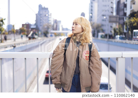 街拍年輕女子肖像 110862140