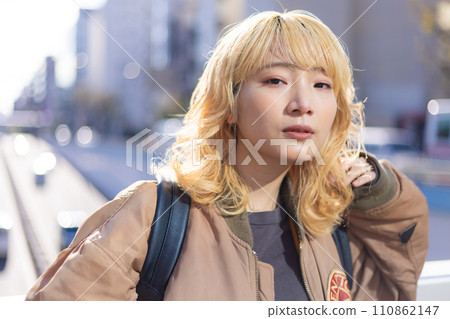 街拍年輕女子肖像 110862147