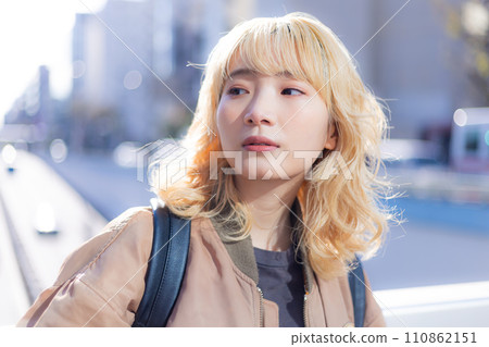 街拍年輕女子肖像 110862151