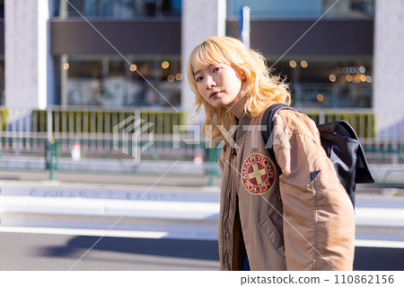 街拍年輕女子肖像 街拍年輕女子肖像 110862156