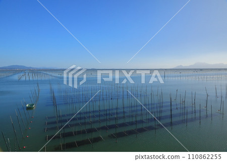 位於有明海的海藻養殖場，可眺望遠處的雲仙普玄岳。 110862255