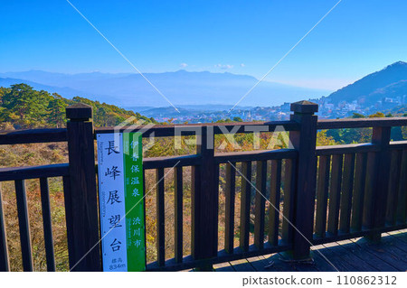 從群馬縣伊香保町長嶺自然公園的展望台眺望東側（紅葉、赤城山、伊香保町等）的秋景 110862312