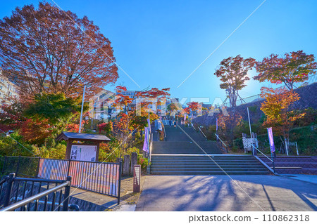 秋季從群馬縣伊香保町的擔擔廣場眺望石段街 秋季從群馬縣伊香保町的擔擔廣場眺望石段街 110862318