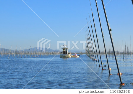 A seaweed master returning to the mother ship after completing seaweed cultivation work 110862368