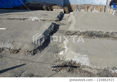 為房屋地基鋪設碎石 為房屋地基鋪設碎石 110862415