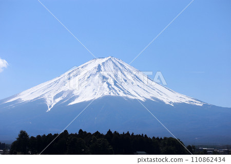 Take a photo of the beautiful Mount Fuji in the distance while taking a boat trip on Lake Kawaguchi 110862434