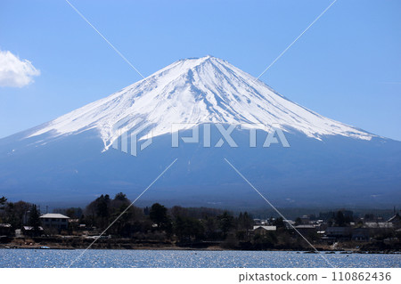 在河口湖坐船遊湖時拍攝遠處美麗的富士山 在河口湖坐船遊湖時拍攝遠處美麗的富士山 110862436