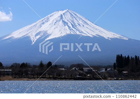 Take a photo of the beautiful Mount Fuji in the distance while taking a boat trip on Lake Kawaguchi 110862442
