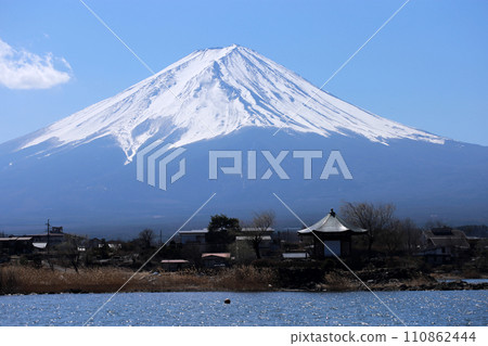 Take a photo of the beautiful Mount Fuji in the distance while taking a boat trip on Lake Kawaguchi 110862444