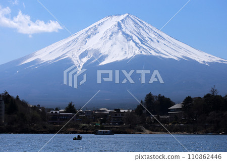 在河口湖坐船遊湖時拍攝遠處美麗的富士山 在河口湖坐船遊湖時拍攝遠處美麗的富士山 110862446