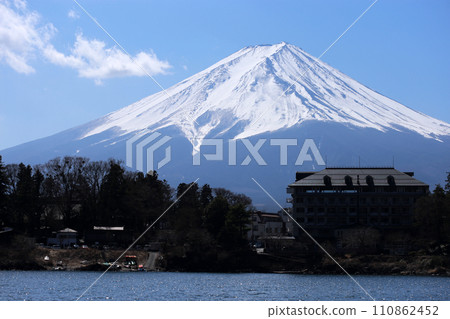 在河口湖坐船遊湖時拍攝遠處美麗的富士山 110862452