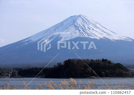 在河口湖坐船遊湖時拍攝遠處美麗的富士山 在河口湖坐船遊湖時拍攝遠處美麗的富士山 110862457