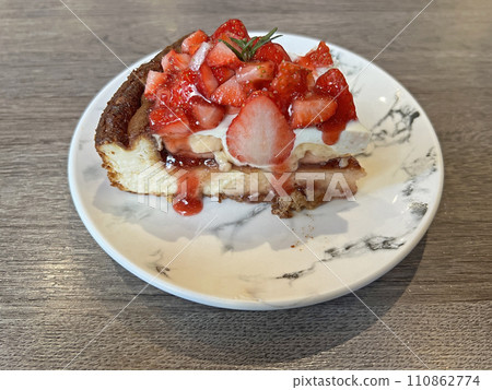 在咖啡廳拍攝美味的草莓巴斯克 110862774