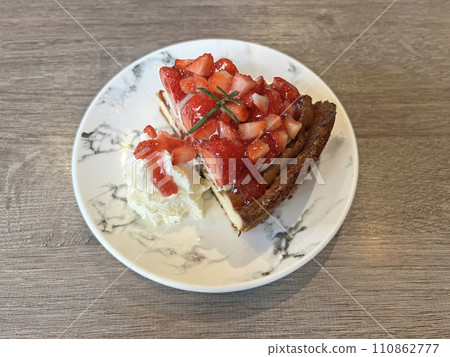 在咖啡廳拍攝美味的草莓巴斯克 110862777