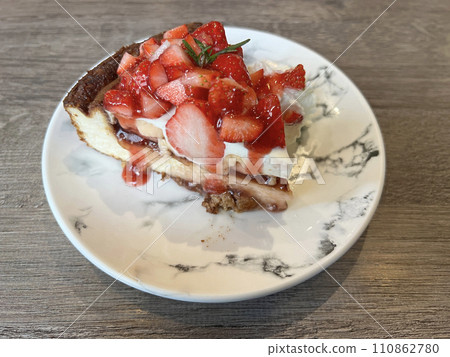 在咖啡廳拍攝美味的草莓巴斯克 110862780