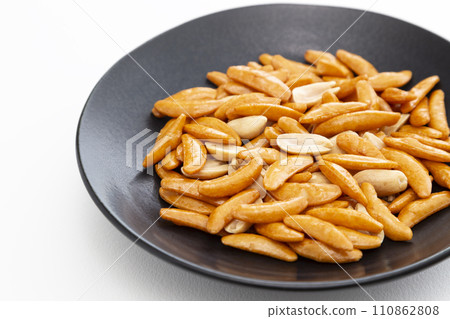 白色背景上的柿子豌豆 110862808