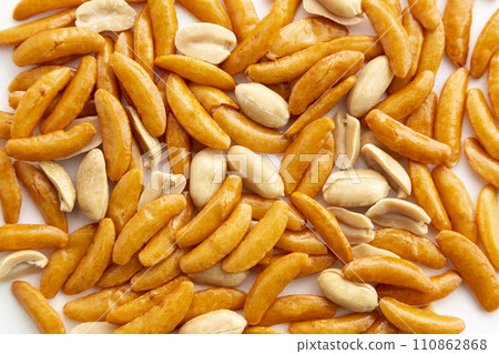 白色背景上的柿子豌豆 110862868