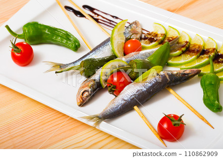 Sprats grilled with fresh vegetables 110862909
