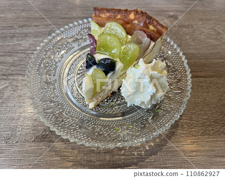 在咖啡廳拍攝美味的白葡萄巴斯克 110862927