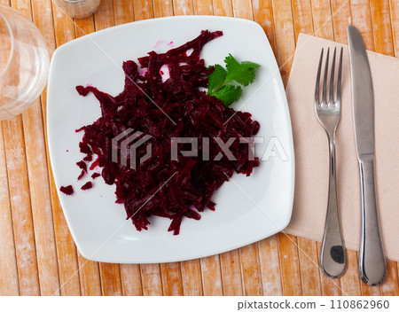 Appetizing fresh beet salad with parsley 110862960