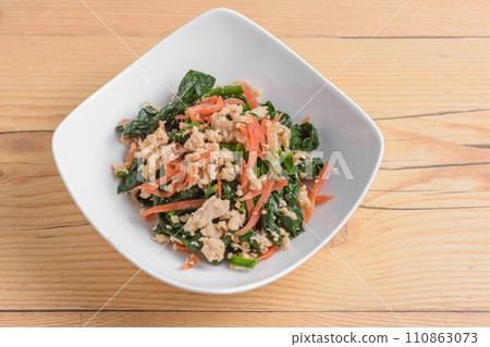Minced chicken and spinach seasoning Minced chicken and spinach seasoning 110863073