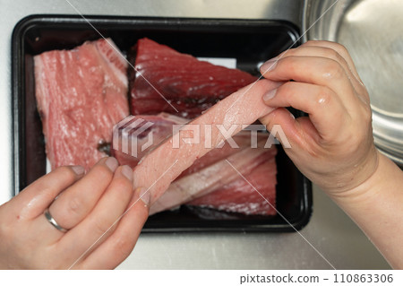 準備好帶血的鮪魚肉 準備好帶血的鮪魚肉 110863306