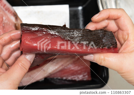 準備好帶血的鮪魚肉 準備好帶血的鮪魚肉 110863307