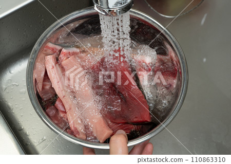 Preparation of tuna meat with blood - blood removal work 110863310