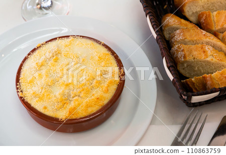 Bowl of cannelloni with cheese 110863759